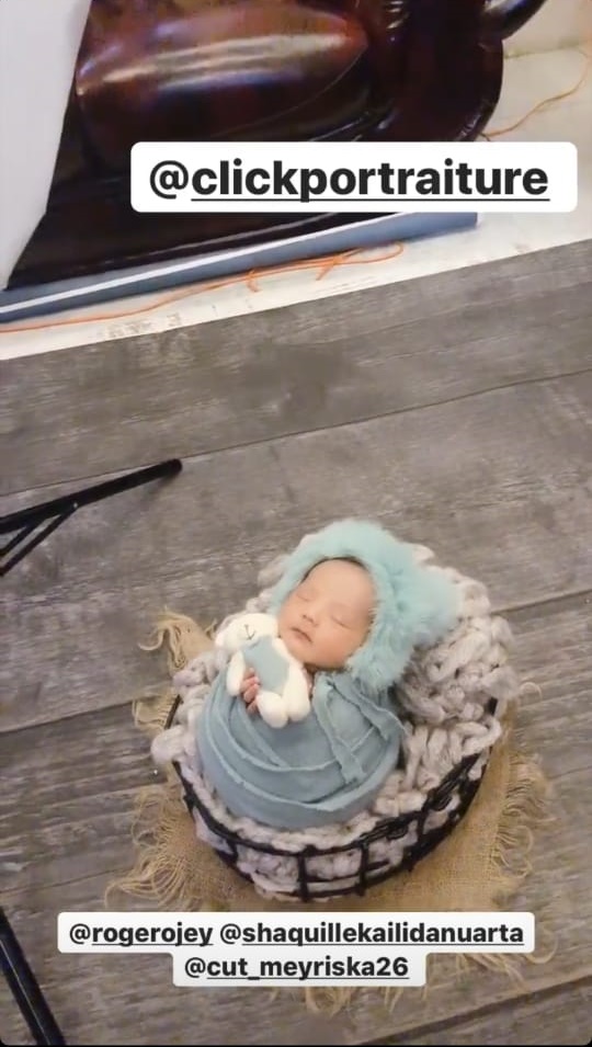 7 Potret new born anak Cut Meyriska dan Roger, gemas maksimal