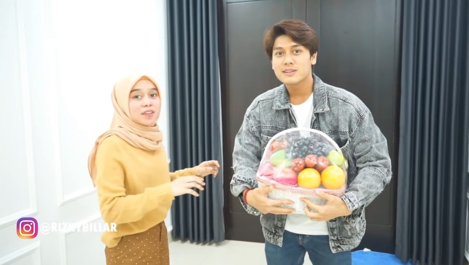 10 Momen Rizky Billar main ke rumah Lesty Kejora, didoakan berjodoh