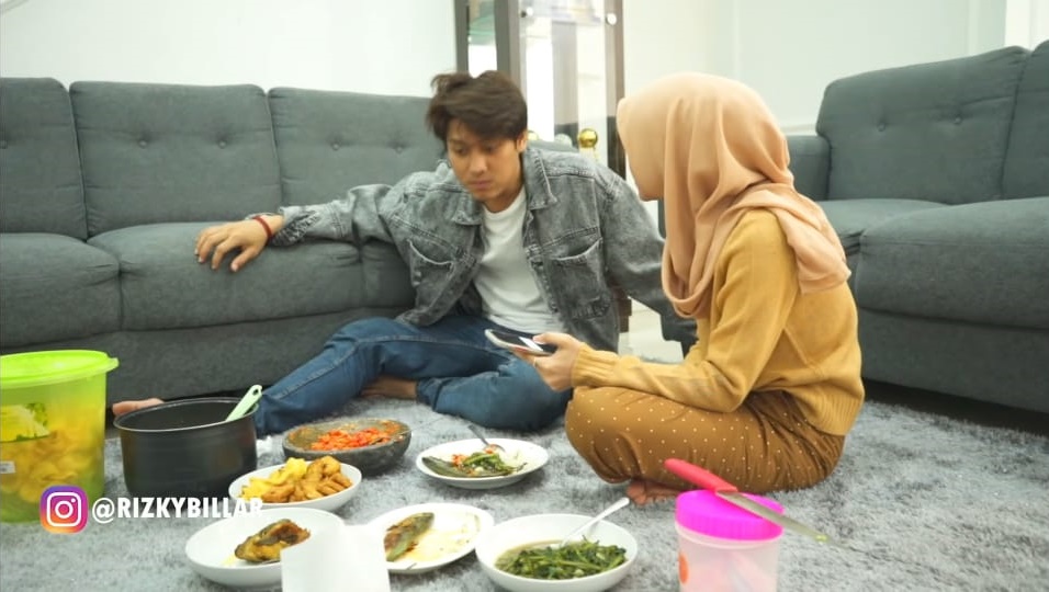 10 Momen Rizky Billar main ke rumah Lesty Kejora, didoakan berjodoh
