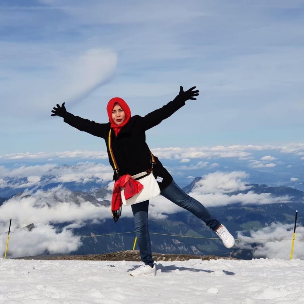 8 Potret Oktarina, ibunda Amel Carla yang gayanya bak ABG