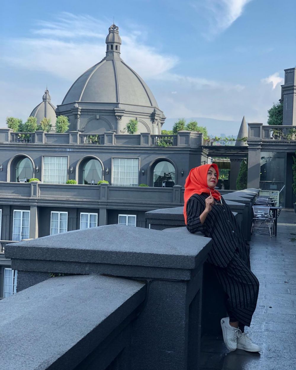 8 Potret Oktarina, ibunda Amel Carla yang gayanya bak ABG