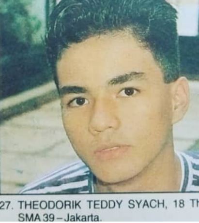 8 Potret lawas Teddy Syach, bukti ganteng sejak muda