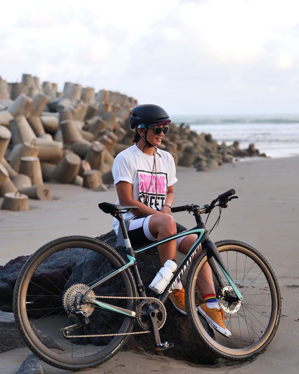 7 Momen seru Nirina Zubir liburan sambil gowes di Pangandaran