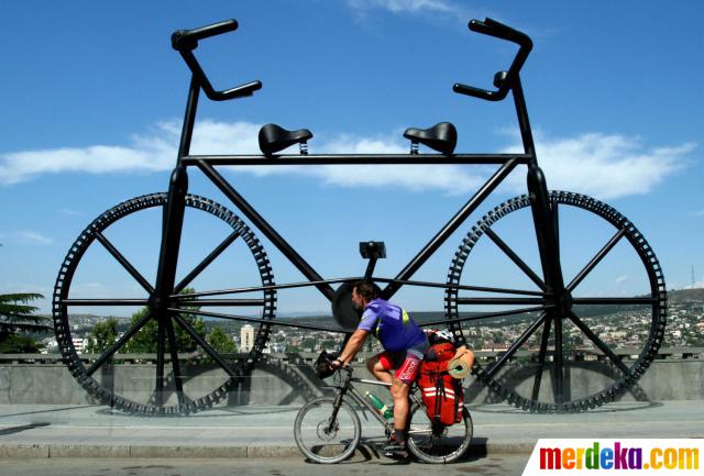 10 Potret sepeda berukuran nggak wajar, ada yang pakai ban jumbo