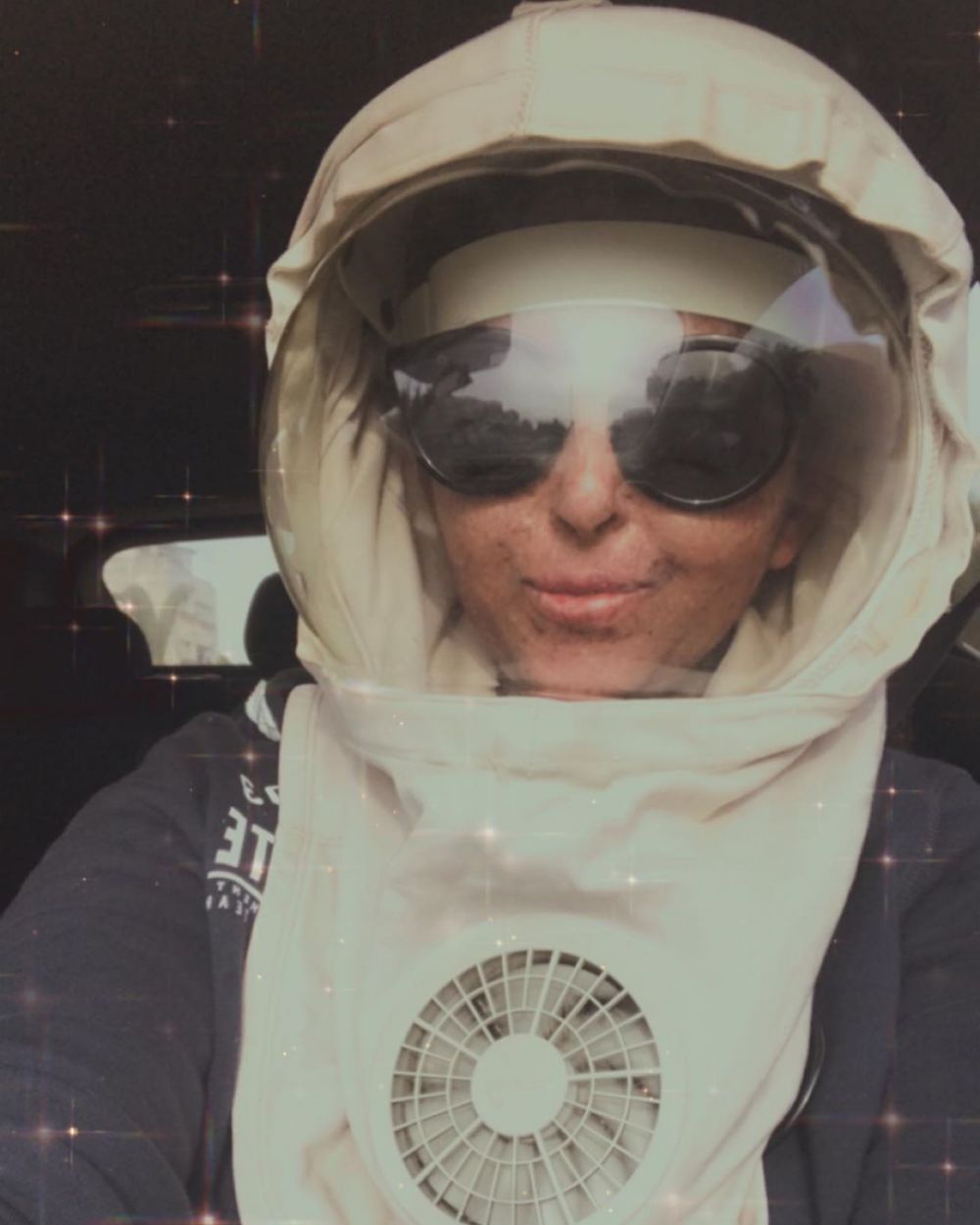 Kisah wanita pakai helm 20 tahun jika ke luar rumah, ini 8 potretnya