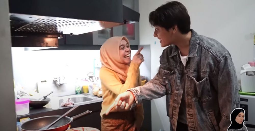 8 Momen manis Lesty Kejora masak bareng Rizky Billar
