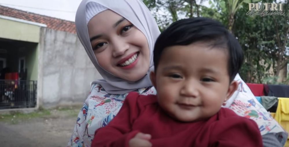 7 Potret Putri Delina asuh anak mendiang Lina Jubaedah, telaten