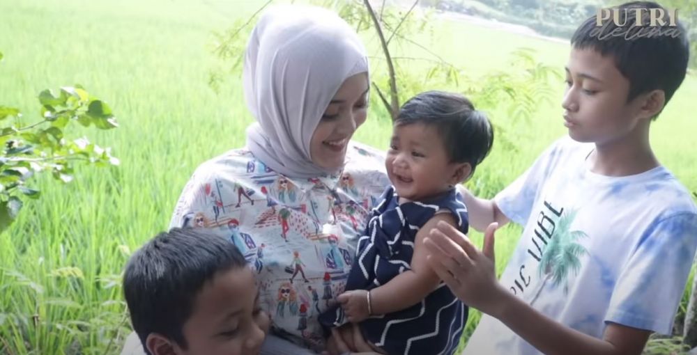 7 Potret Putri Delina asuh anak mendiang Lina Jubaedah, telaten