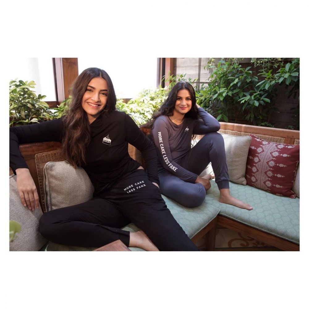 8 Potret Sonam Kapoor bareng Rhea Kapoor ini bak pinang dibelah dua