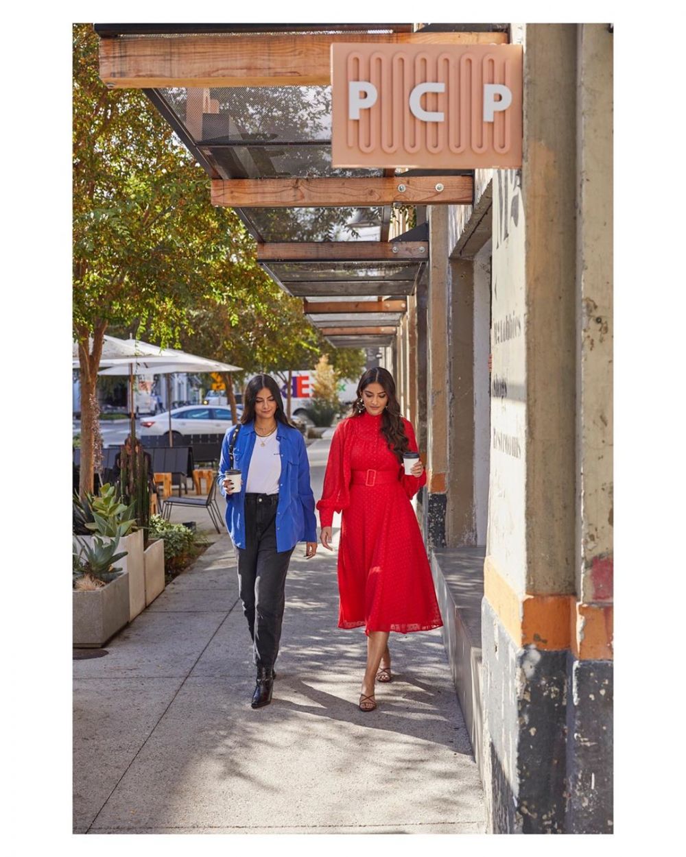 8 Potret Sonam Kapoor bareng Rhea Kapoor ini bak pinang dibelah dua