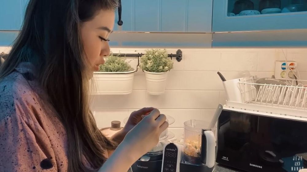 8 Momen Syahnaz Sadiqah beri MPASI untuk anak kembarnya, telaten