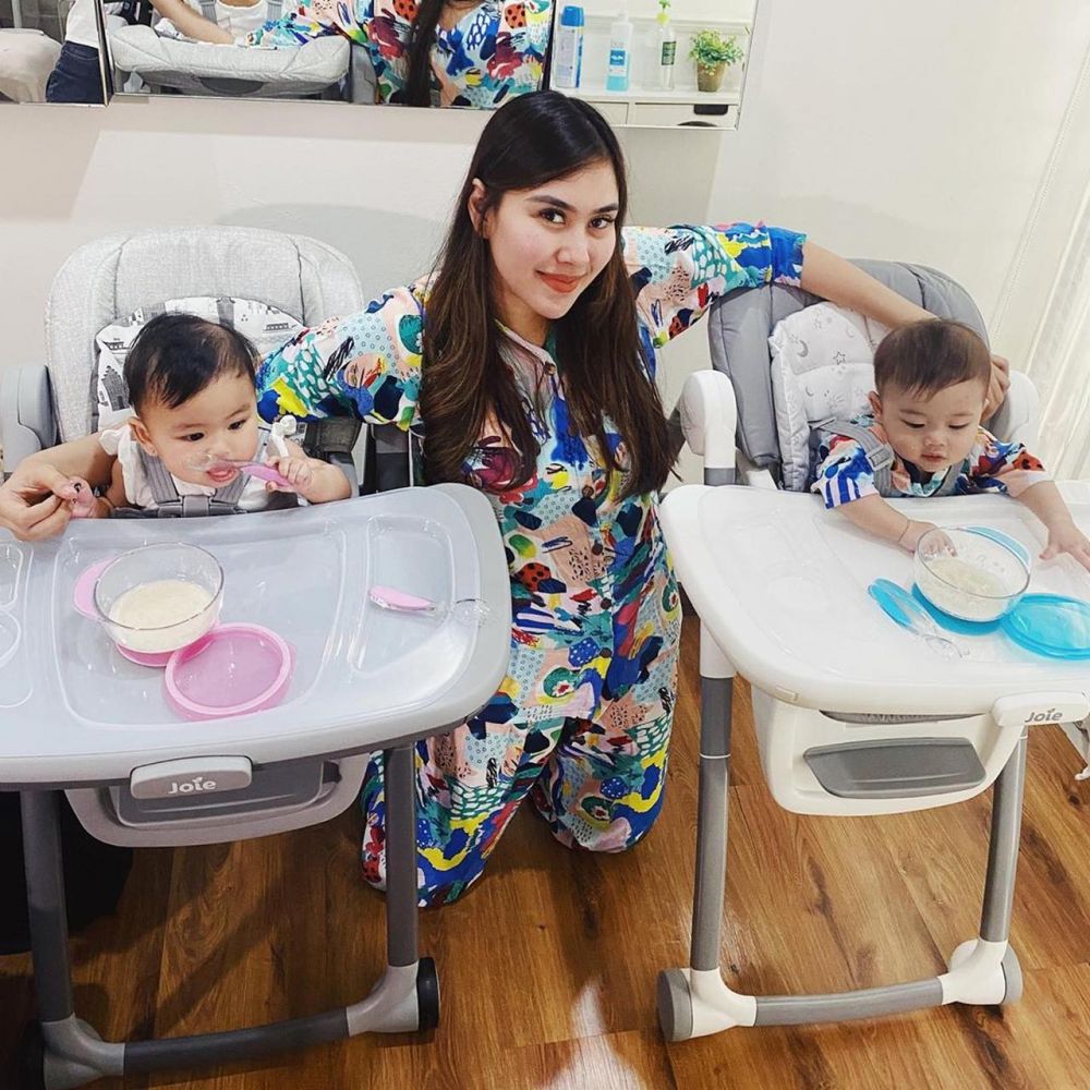 8 Momen Syahnaz Sadiqah beri MPASI untuk anak kembarnya, telaten