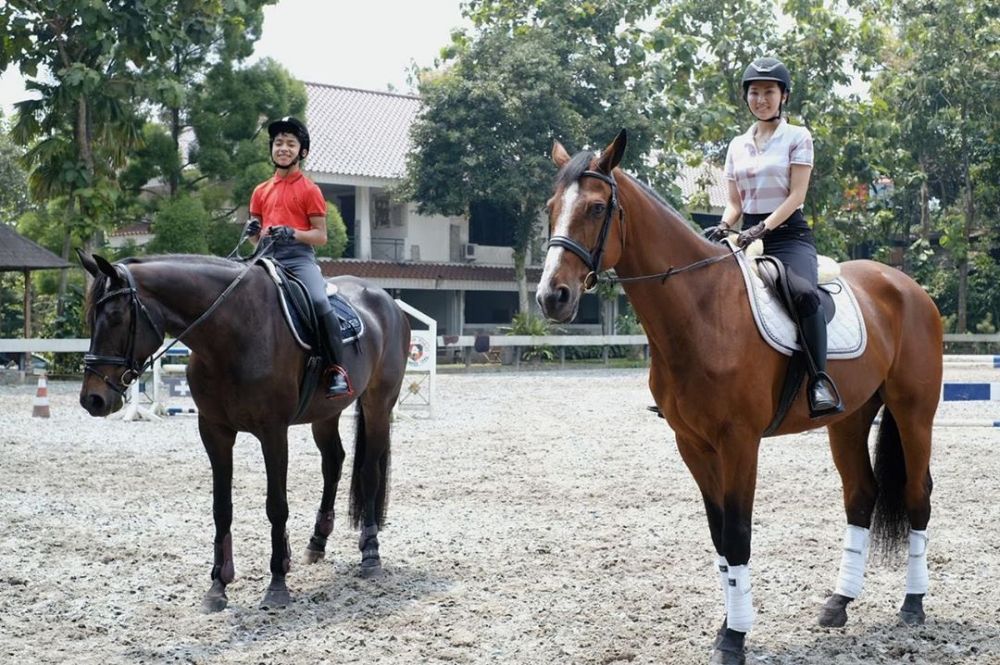 Gaya 7 seleb berkuda bareng anak, kece maksimal