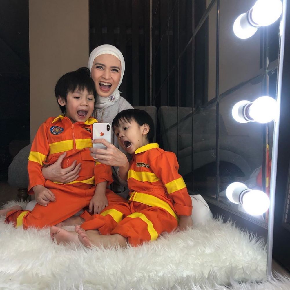 8 Seleb cantik ini anaknya cowok semua, jadi 'primadona' di rumah