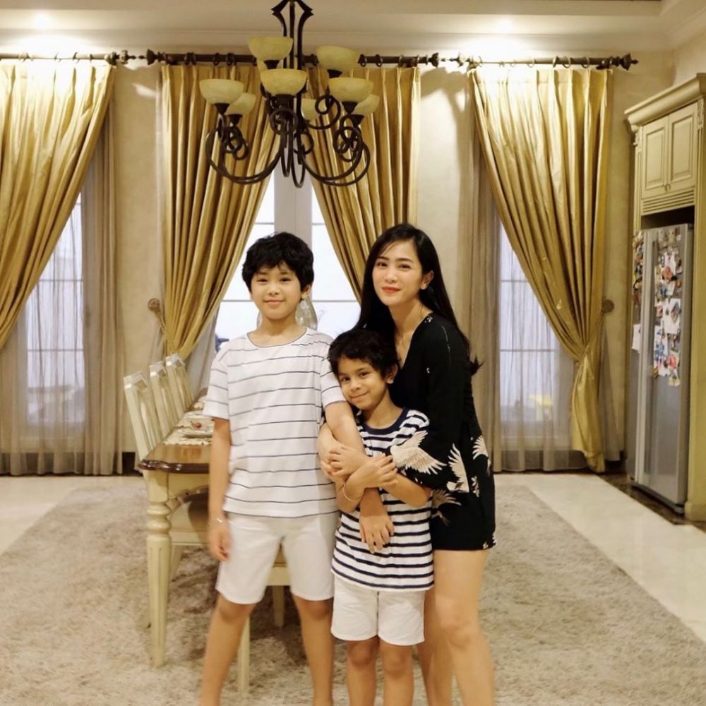 8 Seleb cantik ini anaknya cowok semua, jadi 'primadona' di rumah