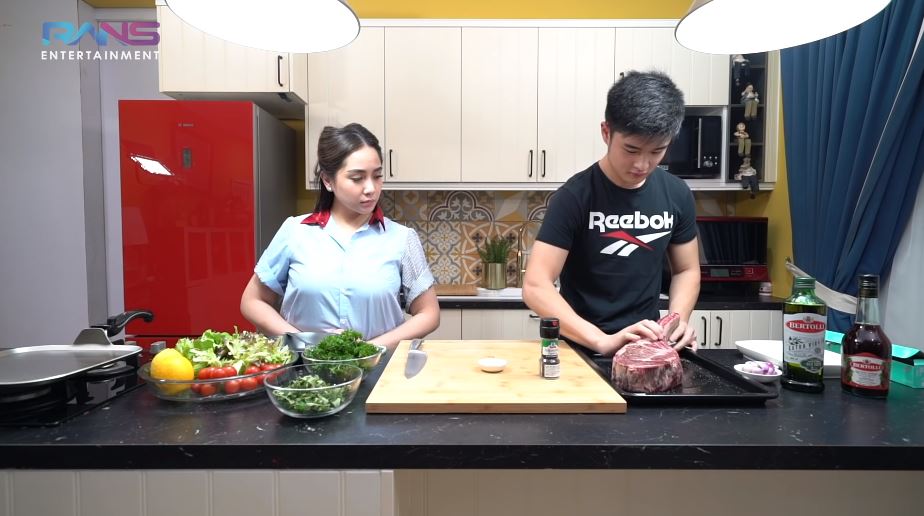 8 Potret Nagita & Raffi Ahmad makan steak berlapis emas 24 karat