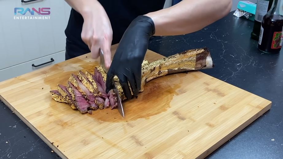 8 Potret Nagita & Raffi Ahmad makan steak berlapis emas 24 karat