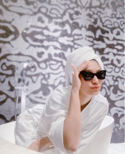 7 Gaya Putty Erwina, wanita yang tampil bareng Richard Kyle di TikTok 