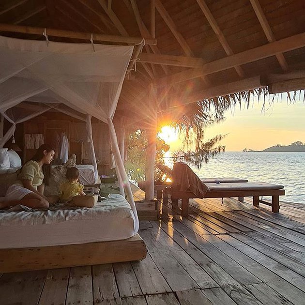 9 Momen liburan Raisa dan Hamish Daud, menginap di eco resort