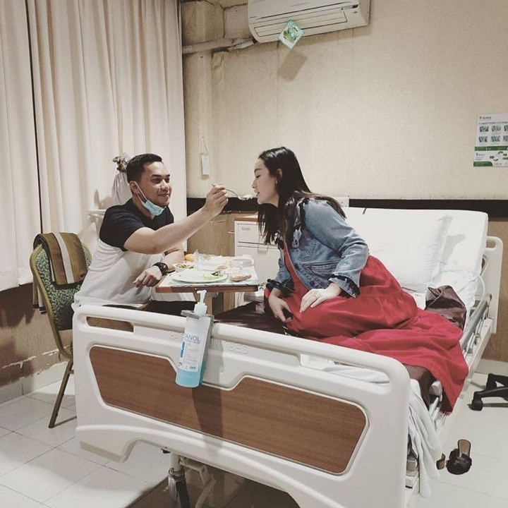 Momen manis Sirajuddin temani Zaskia Gotik yang dirawat di rumah sakit