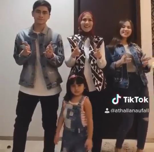 10 Potret akrab Aisyah Aqilah & Venna Melinda, calon mantu & mertua