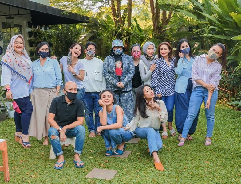 8 Momen arisan Rossa dan sahabat, kompak pakai outfit denim