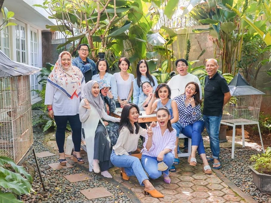 8 Momen arisan Rossa dan sahabat, kompak pakai outfit denim