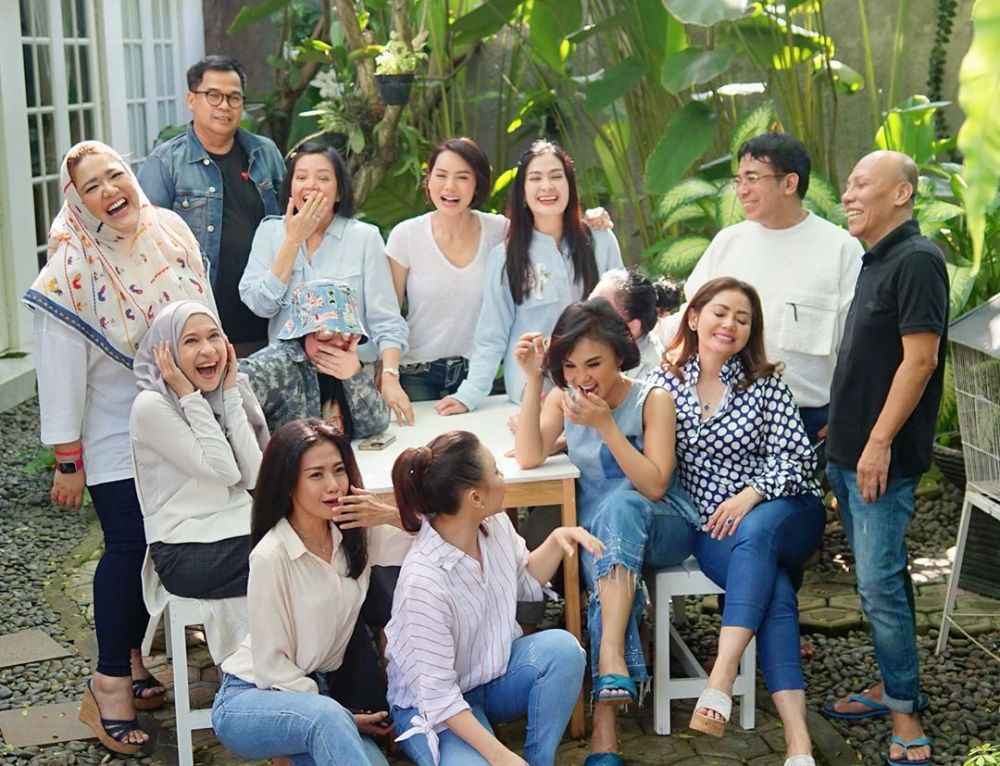 8 Momen arisan Rossa dan sahabat, kompak pakai outfit denim