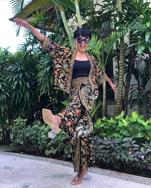 10 Gaya kece ibunda Cinta Laura di usia 57 tahun, stylish banget