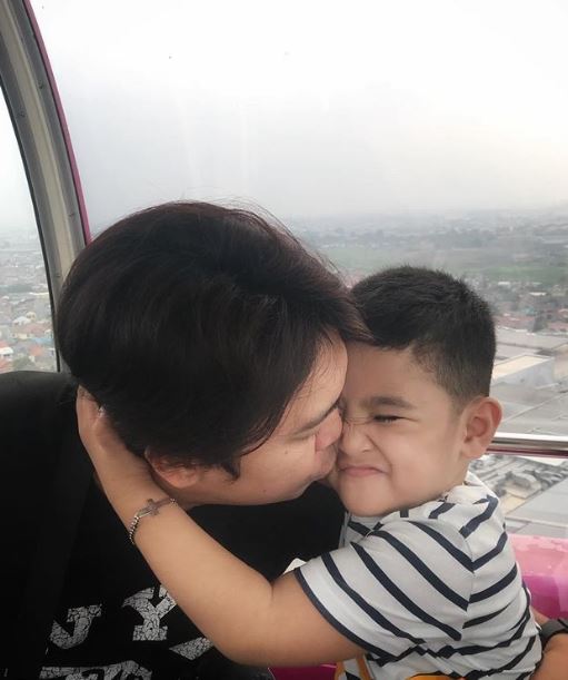 Jadi hot daddy, ini 8 potret Donnie eks Ada Band momong anak