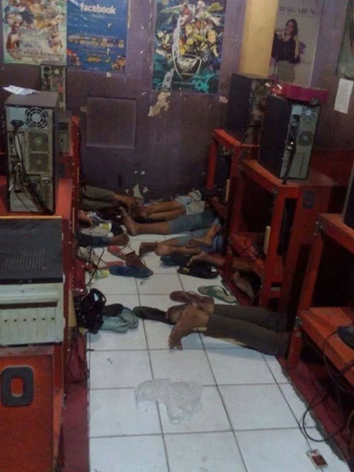 10 Potret nyeleneh orang di warnet, nyaman serasa di rumah
