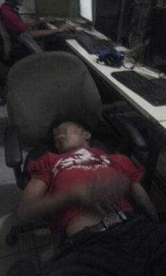 10 Potret nyeleneh orang di warnet, nyaman serasa di rumah