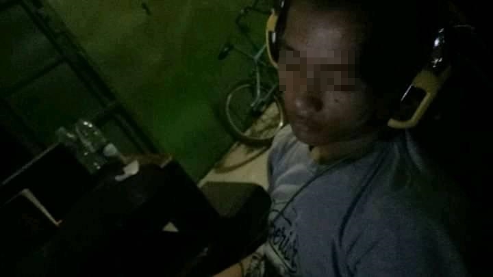 10 Potret nyeleneh orang di warnet, nyaman serasa di rumah