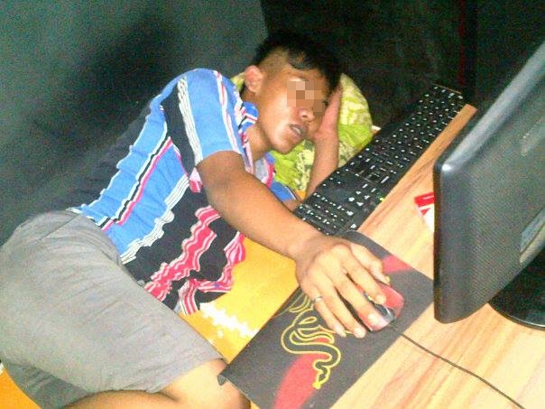 10 Potret nyeleneh orang di warnet, nyaman serasa di rumah