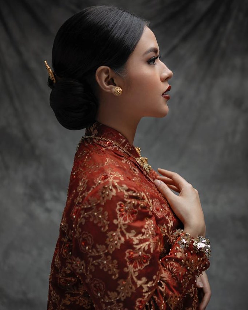 Pesona 8 penyanyi Tanah Air dalam balutan kebaya