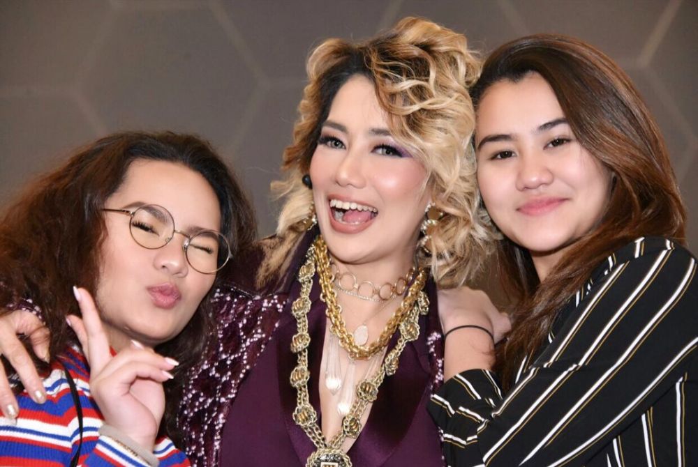 10 Potret kompak Reza Artamevia, Aaliyah dan Zahwa, tampak seumuran