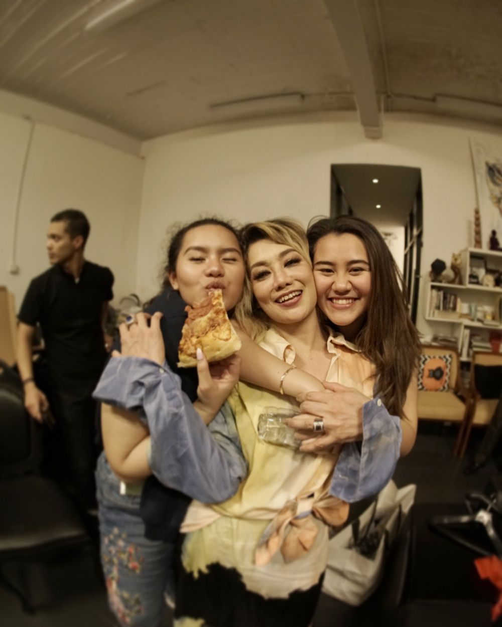 10 Potret kompak Reza Artamevia, Aaliyah dan Zahwa, tampak seumuran