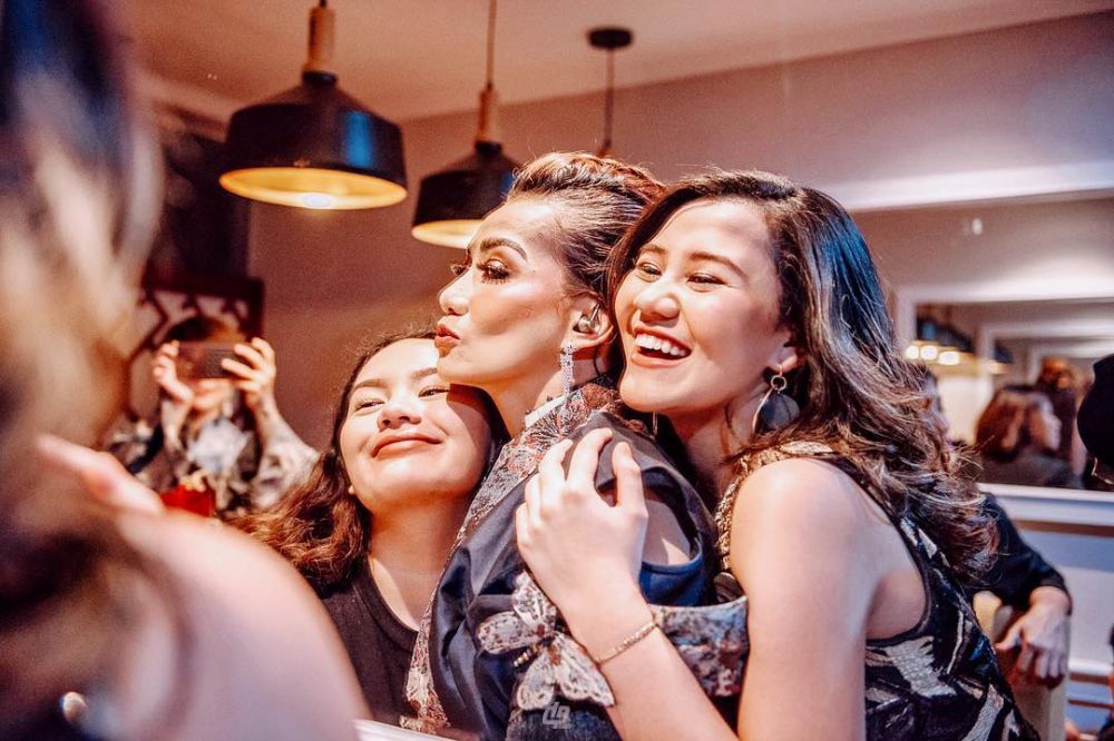 10 Potret kompak Reza Artamevia, Aaliyah dan Zahwa, tampak seumuran