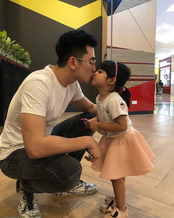 10 Potret manis Verrell Bramasta momong Vania, jadi kakak idaman