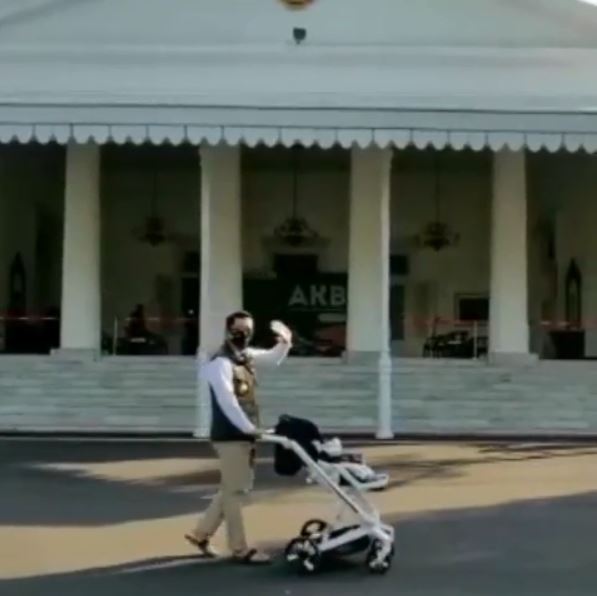 6 Momen Ridwan Kamil momong anak angkatnya di sela-sela kerja