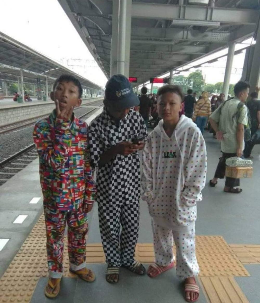 10 Potret 'Indonesian Street Style', fashion-nya unik & curi perhatian