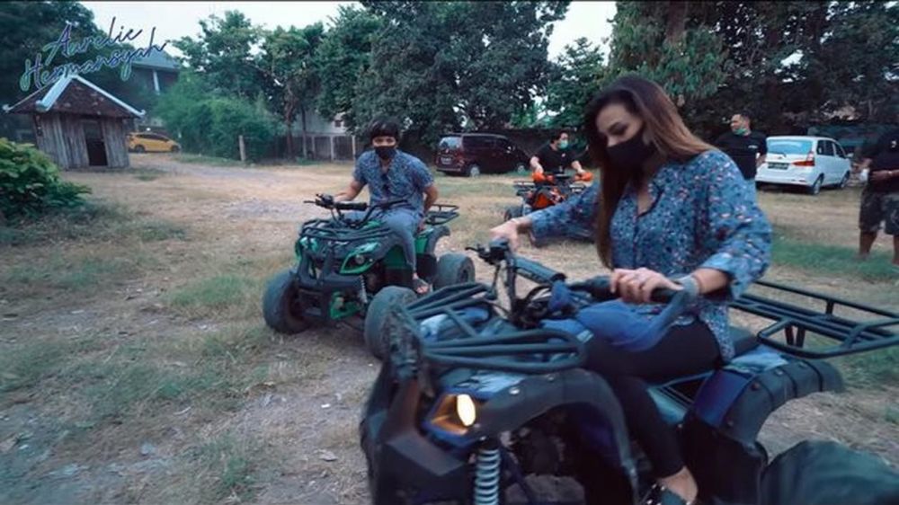 Liburan di Jogja, ini 8 momen Atta & Aurel Hermansyah main ATV