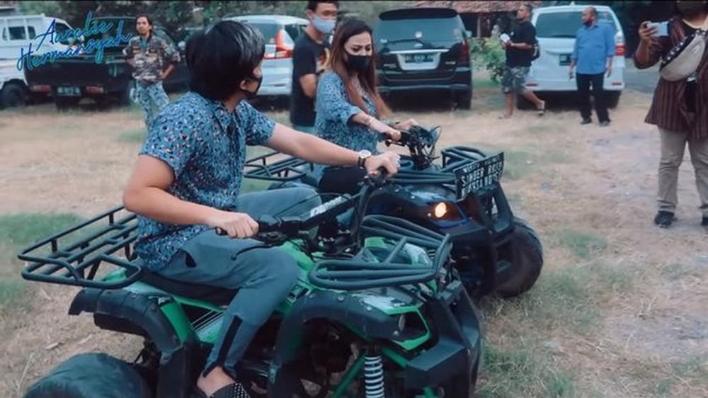 Liburan di Jogja, ini 8 momen Atta & Aurel Hermansyah main ATV