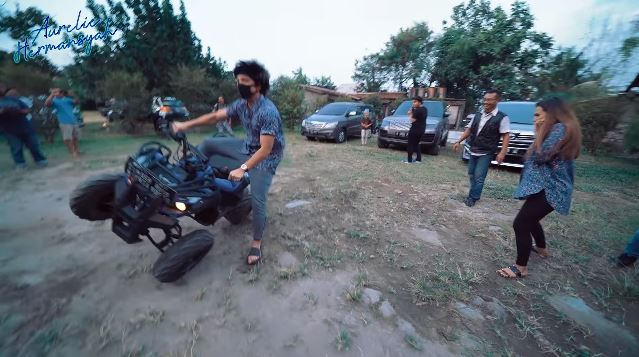 Liburan di Jogja, ini 8 momen Atta & Aurel Hermansyah main ATV