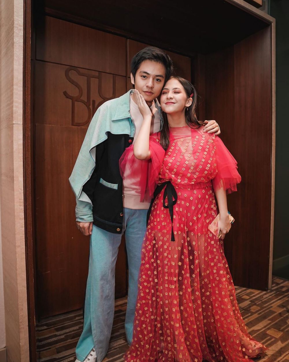 Kerap bergaya casual, ini 8 pesona Adhisty Zara saat pakai gaun