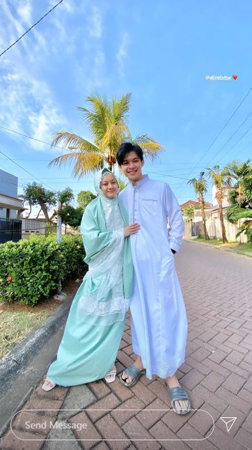 Momen 7 seleb rayakan Idul Adha pertama sama pasangan, bikin baper