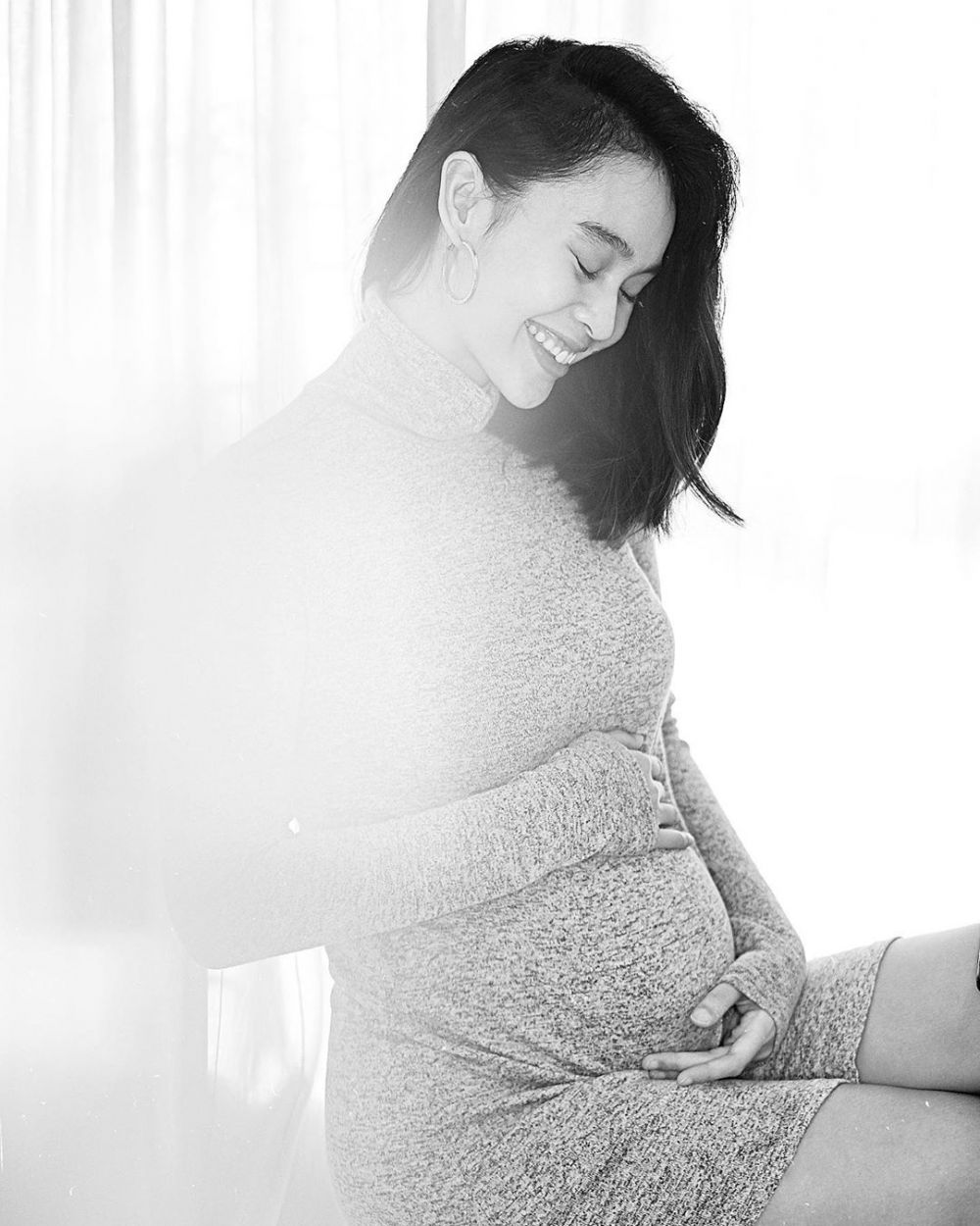 Hamil 8 bulan, ini 8 potret Conchita Caroline pamer baby bump