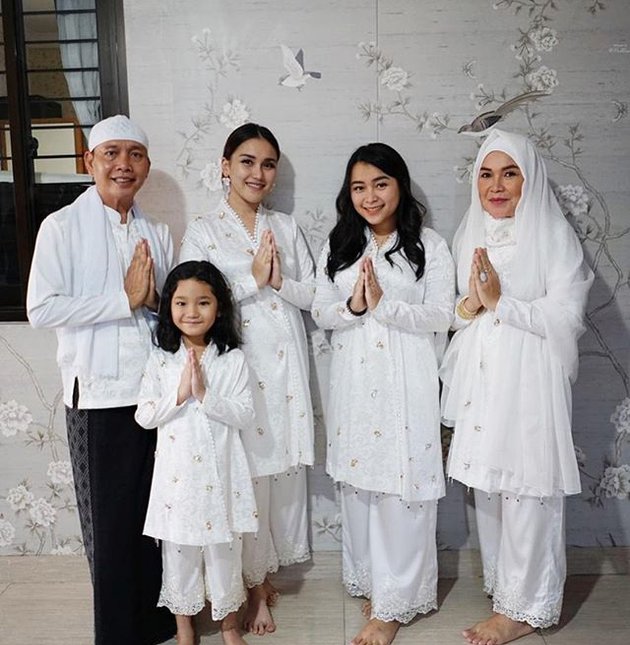 Potret 15 keluarga seleb rayakan Idul Adha, kompak banget