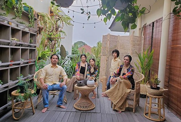 Potret 15 keluarga seleb rayakan Idul Adha, kompak banget