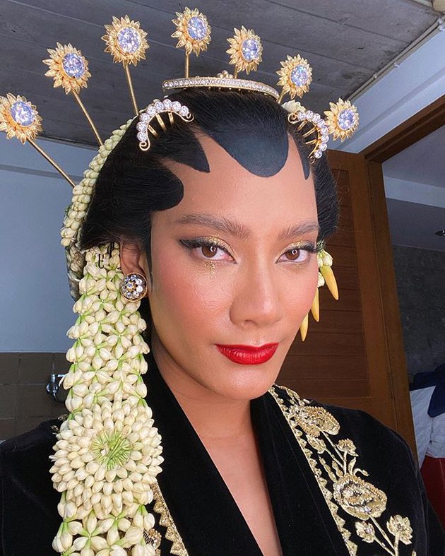 10 Potret Tara Basro & Daniel Adnan pakai busana pengantin adat